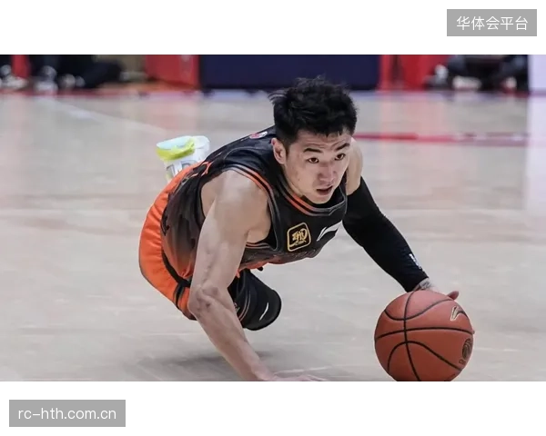 山东高速后卫高诗岩凭借出色的外线压迫，入围最佳防守球员候选。